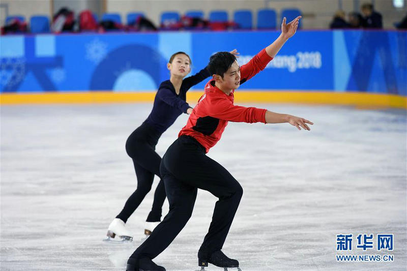 2月7日，中國花樣滑冰隊隊員彭程（后）、金楊進行賽前訓練。 新華社記者鞠煥宗攝