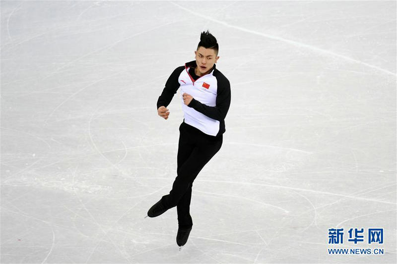 2月7日，中國花樣滑冰隊隊員閆涵進行賽前訓練。 新華社記者鞠煥宗攝