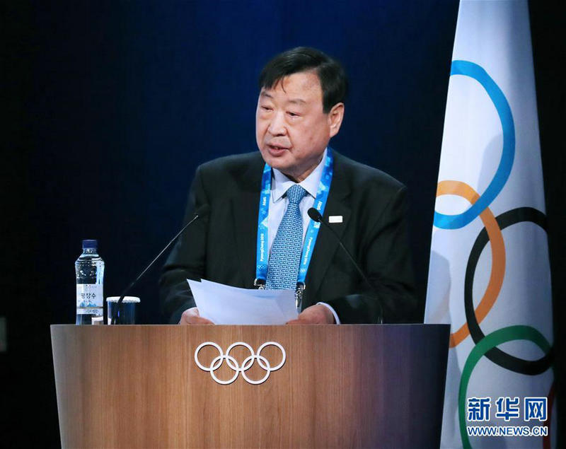 2月7日，韓國平昌冬奧組委會主席李熙范在全會上發言。新華社記者李鋼攝