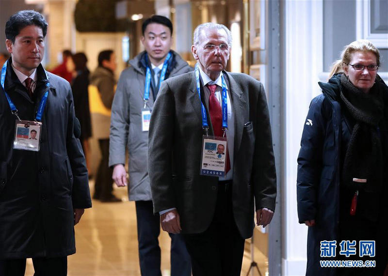 2月7日，國際奧委會名譽主席羅格（右二）等入場。新華社記者李鋼攝