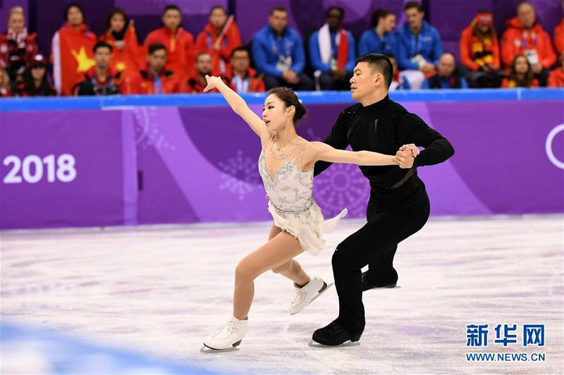 2月9日，中國組合於小雨（左）�張昊在團體項目雙人滑短節目比賽中。