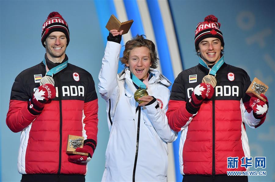 2月11日，獲得冠軍的美國選手熱拉爾（中）、亞軍加拿大選手帕羅特（左）、季軍加拿大選手麥克莫裡斯在頒獎儀式上。
