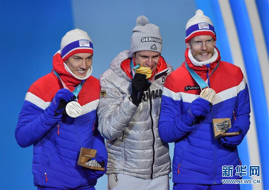 2月11日，獲得冠軍的德國選手韋林格（中）、亞軍挪威選手福爾芳（左）和季軍挪威選手約翰鬆在頒獎儀式上。