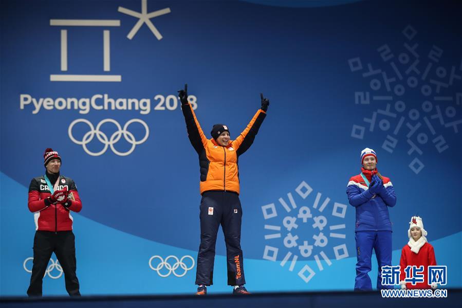 2月12日，冠軍荷蘭選手克雷默（中）、亞軍加拿大選手布盧門（左）和季軍挪威選手彼得森在頒獎儀式上。