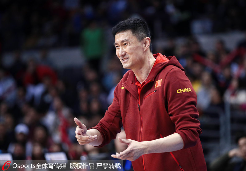 中國男籃藍隊主教練杜鋒在場邊指揮