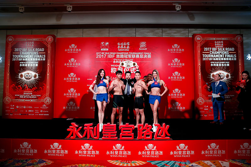 中國拳手孫想想（右二）對陣泰國拳手Sitthidet-Banti（左二）