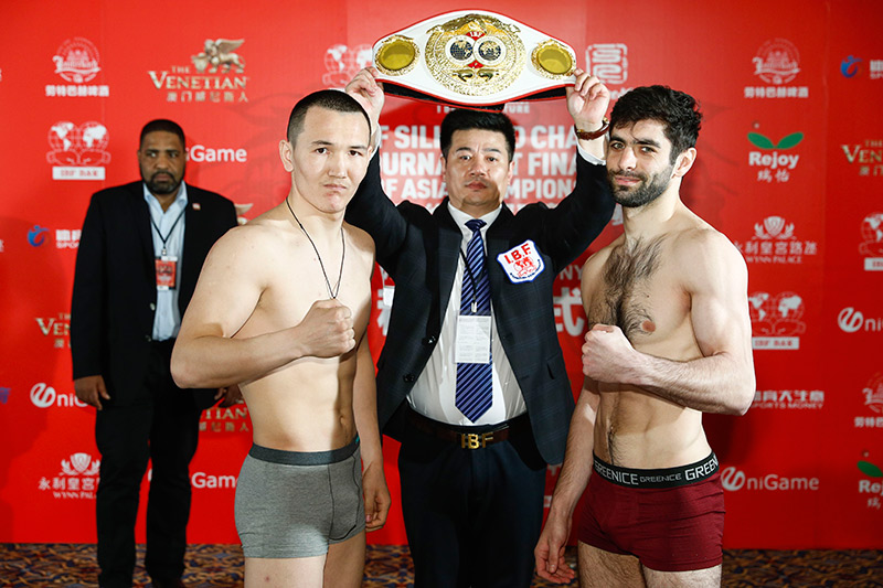 中国拳手别格扎提・锁塞勒汗（左）VS 俄罗斯Ruslan Khamikoev