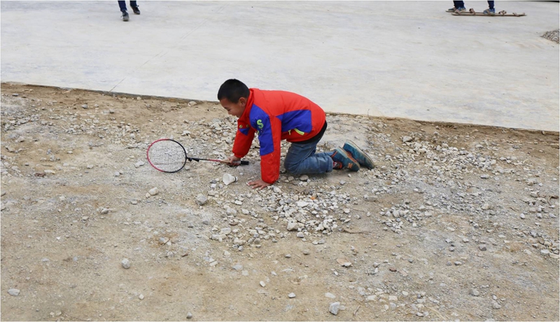 一位學生在打羽毛球時不慎摔倒