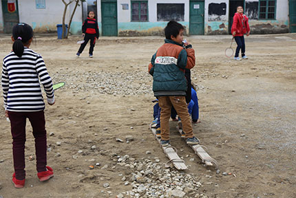 广西山村小学校园体育状况调研学生们在操场上玩壮族传统运动项目“板鞋舞”，“板鞋”为老师自制【详细】 