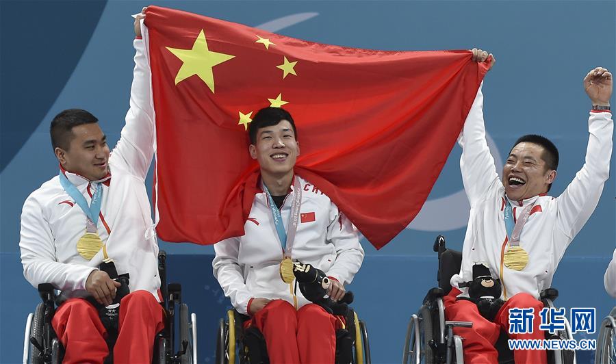 3月17日，中國隊隊員王海濤（左）、陳建新（中）和劉微在頒獎儀式上。 新華社記者夏一方攝