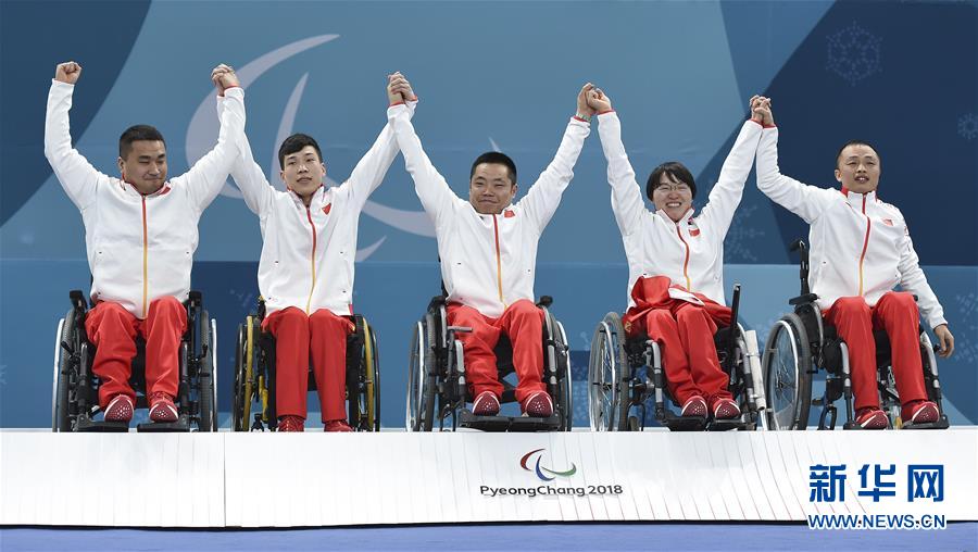 3月17日，中國隊隊員王海濤、陳建新、劉微、王蒙、張強（從左至右）在頒獎儀式上。 新華社記者夏一方攝