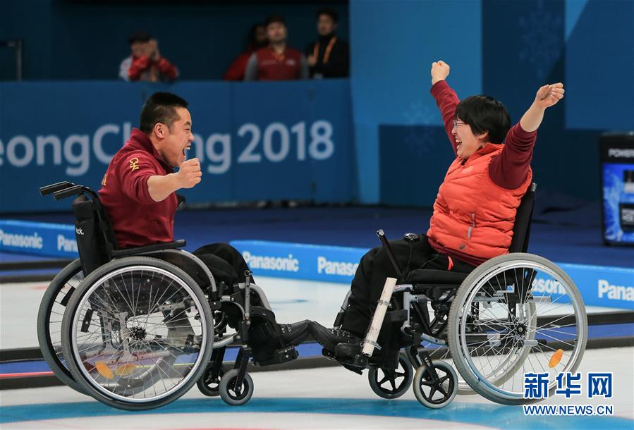 3月17日，中國隊隊員劉微（左）與王蒙在比賽后慶祝。 新華社記者王婧嬙攝