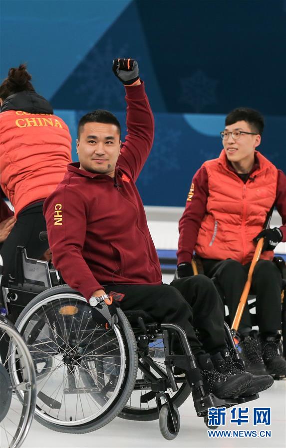 3月17日，中國隊隊員王海濤（中）在比賽后慶祝勝利。 新華社記者王婧嬙攝