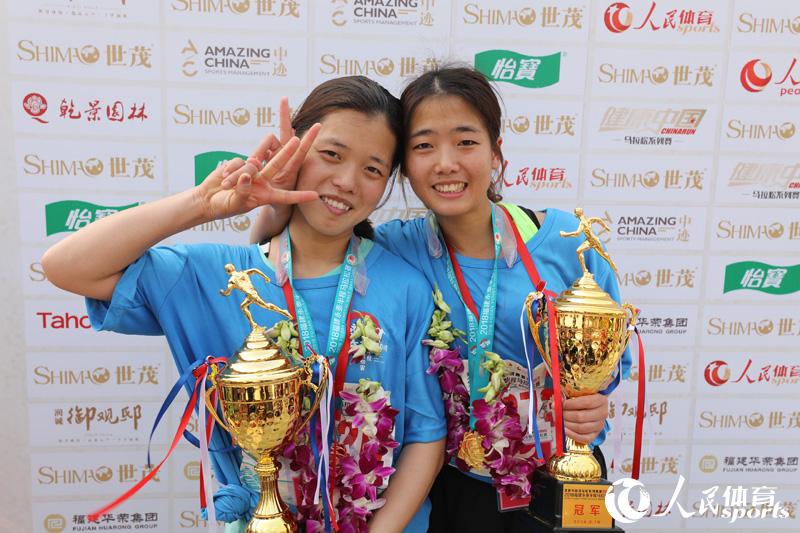 高中好友胡开美(右)与姚媚婕共同参赛,分获女子组冠军和季军。