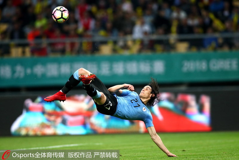 中国杯-苏亚雷斯点射卡瓦尼倒钩破门 乌拉圭2