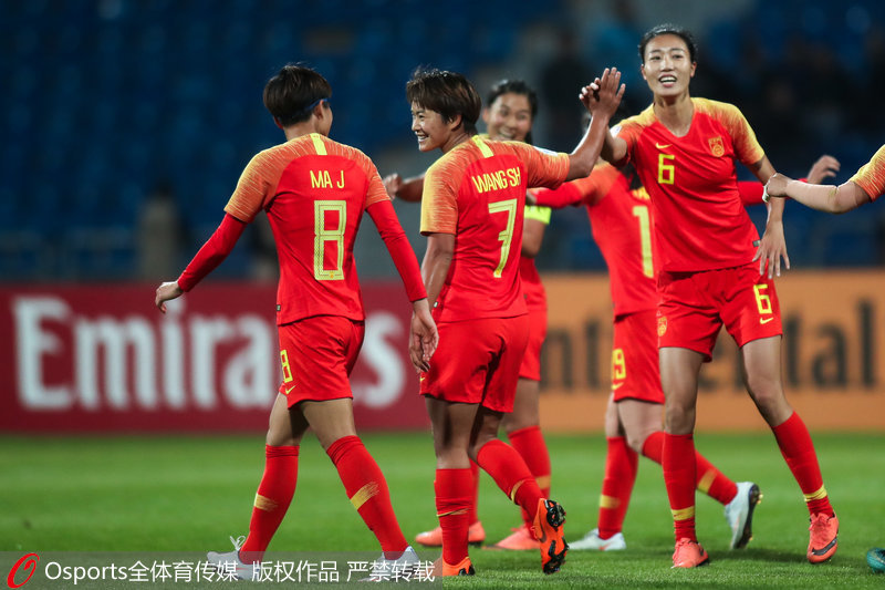 中國女足隊員慶祝進球