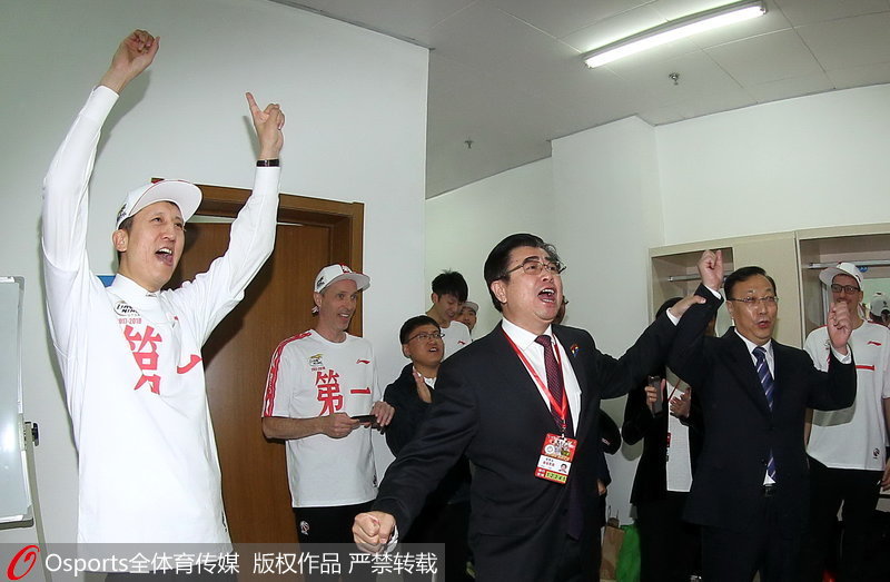 遼寧有關領導與球隊在更衣室慶祝奪冠。