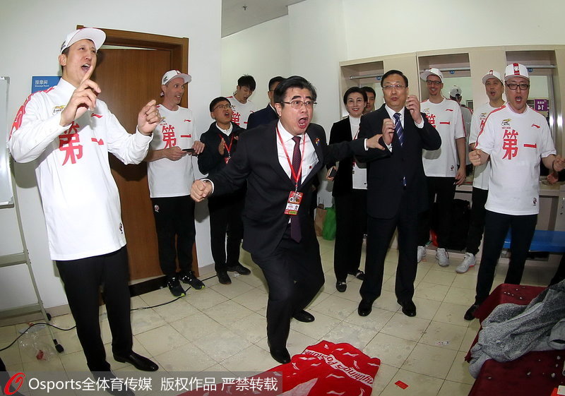 遼寧體育局局長慶祝球隊奪冠。