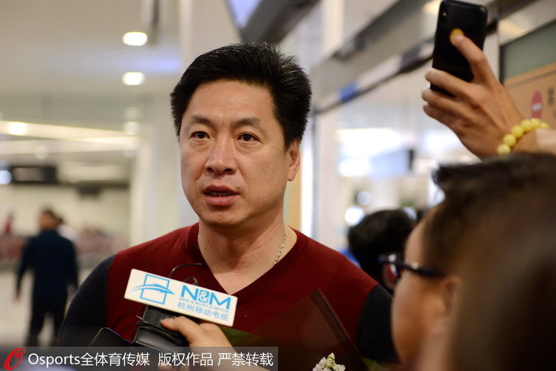 李春江在機場接受記者採訪