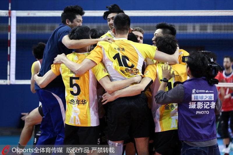 上海隊員與教練擁抱在一起慶祝勝利