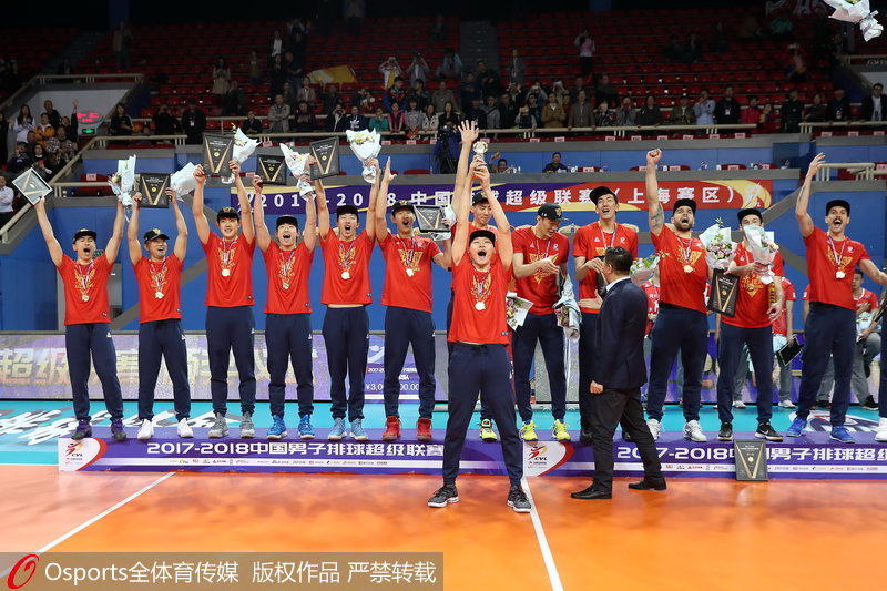 上海隊員舉起冠軍獎杯