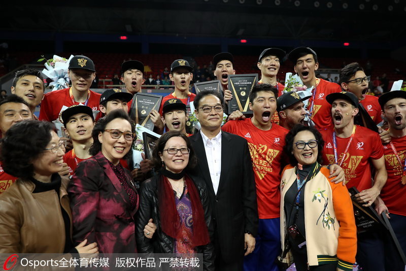 上海隊員與相關領導在頒獎儀式上合影