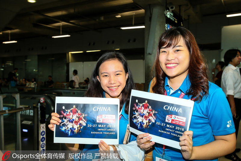 赛事工作人员展示中国队海报