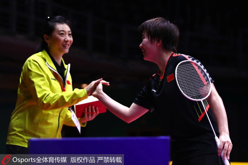 何冰嬌與助理教練張寧（左）擊掌慶祝勝利