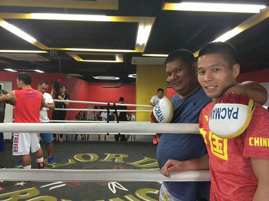  呂斌（右）在菲律賓接受訓練。