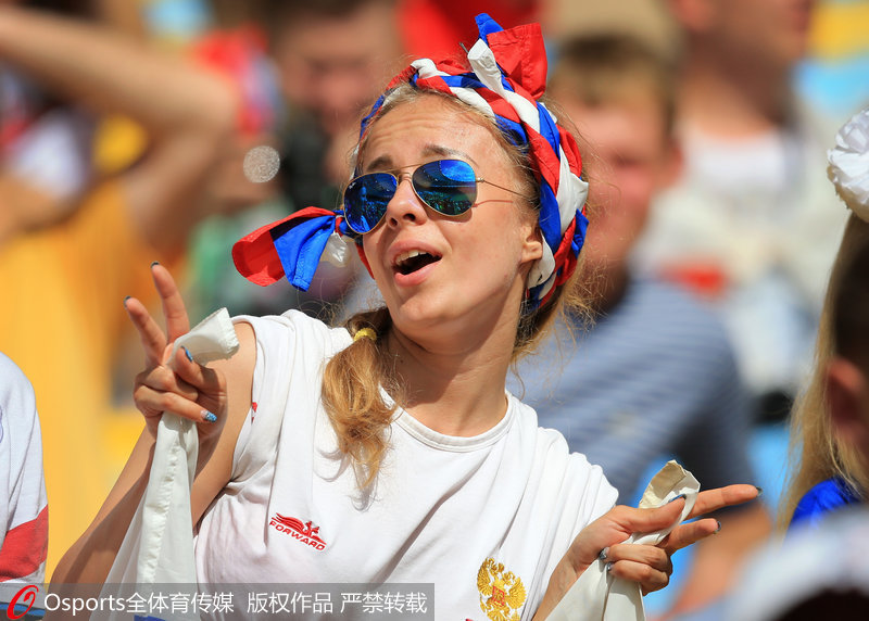 2014年6月22日，世界杯足球賽H組，比利時與俄羅斯比賽中，俄羅斯女球迷表情搞怪。