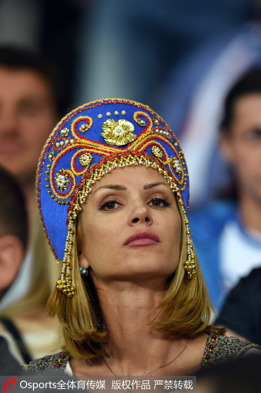 2016年6月15日，歐洲足球錦標賽B組俄羅斯對陣斯洛伐克的比賽中，一位俄羅斯女球迷身著俄羅斯特色服飾。