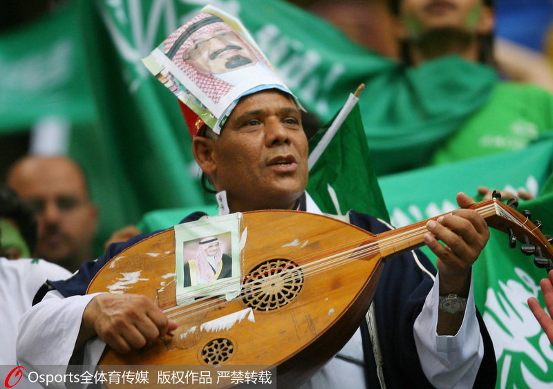 2006年，沙特阿拉伯與烏克蘭的比賽中，一位沙特球迷手持當地樂器。