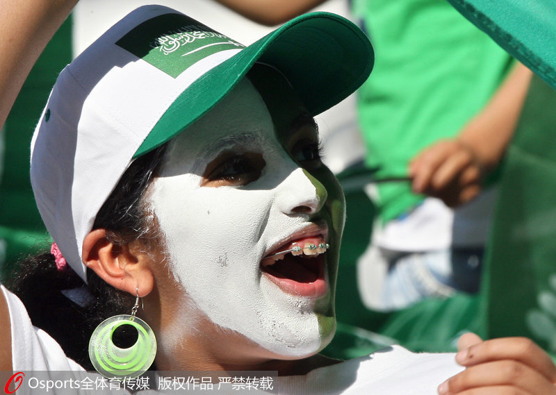 2006年世界杯，突尼斯與沙特阿拉伯的比賽中，一位臉部涂鴉的沙特女球迷。