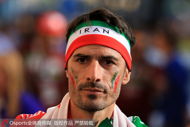 伊朗球迷神情凝重