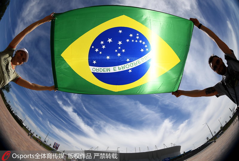 巴西球迷展本國國旗