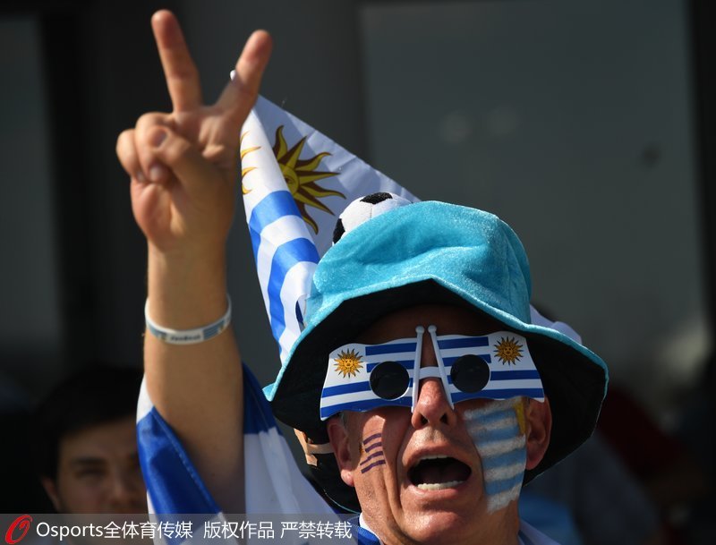 烏拉圭球迷戴著國旗眼鏡助陣