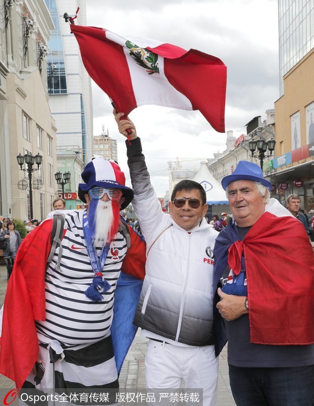 法國與秘魯球迷賽前合影其樂融融