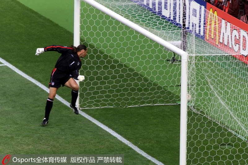 2002年韩日世界杯四分之一决赛，巴西队2-1胜英格兰队，巴西队罗纳尔迪尼奥吊射，守门员希曼目送皮球入网。