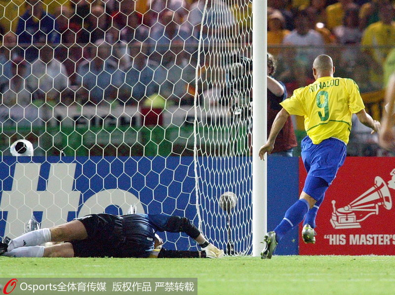 2002年韩日世界杯决赛，卡恩扑救脱手，罗纳尔多补射破门，德国输给巴西痛失冠军。