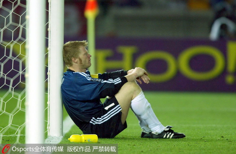 2002年韩日世界杯决赛，卡恩扑救脱手，罗纳尔多补射破门，德国输给巴西痛失冠军。
