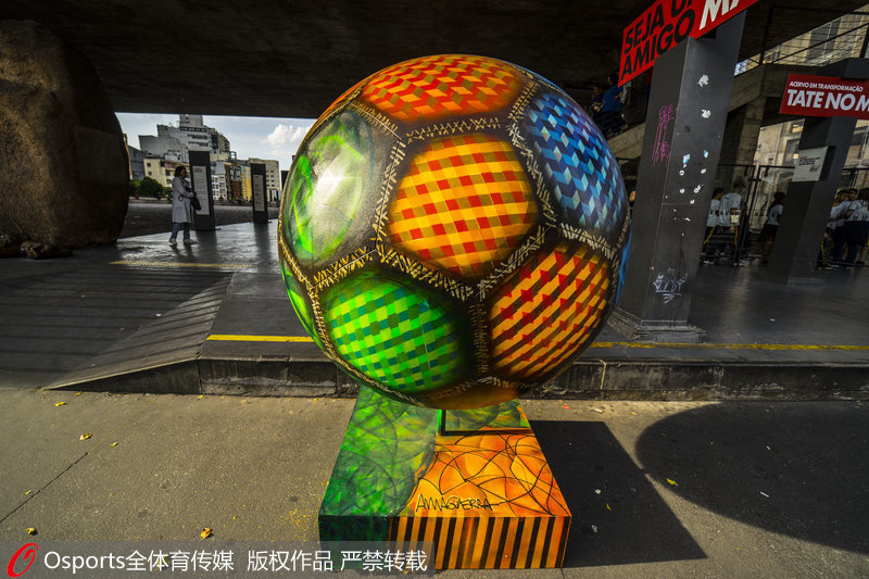 高清：聖保羅街頭展現創意足球 多彩元素慶祝世界杯【3】