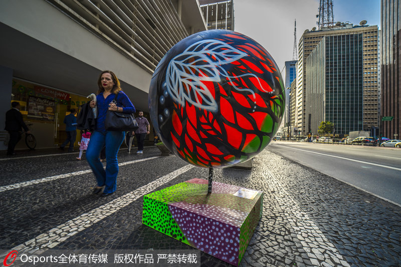 高清：聖保羅街頭展現創意足球 多彩元素慶祝世界杯【4】