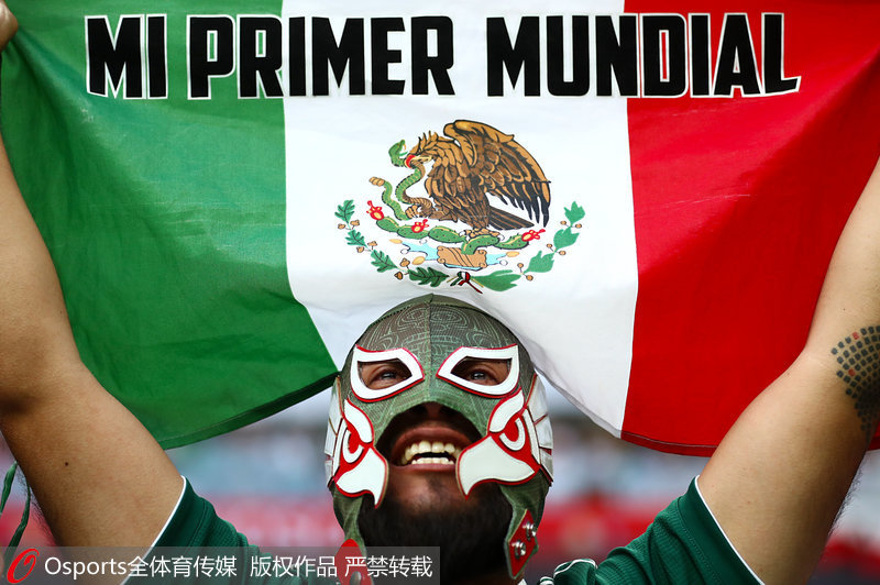 帶著面具手舉國旗的墨西哥球迷