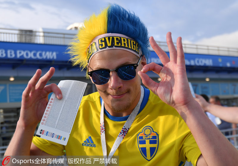 瑞典球迷模仿賽亞超人觀賽