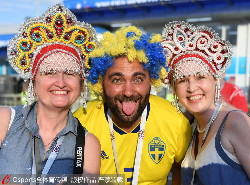 瑞典球迷開心合照