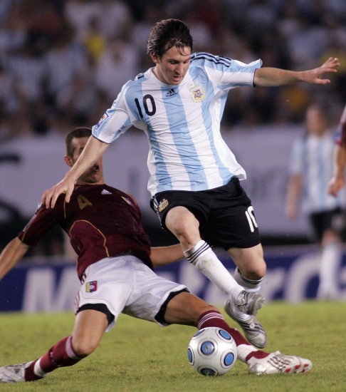 2009年3月28日，在南美世預賽中，梅西首次穿上阿根廷10號球衣，助阿根廷4-0大勝委內瑞拉。新華社發（馬丁-薩巴拉攝）