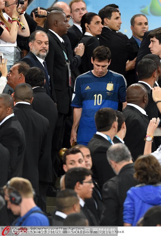 2014年巴西世界杯決賽負德國后，梅西在人群中難掩失落