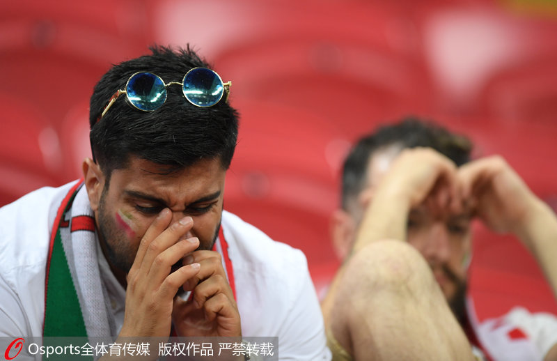 2018年6月20日，伊朗0-1不敵西班牙，球迷掩面哭泣。