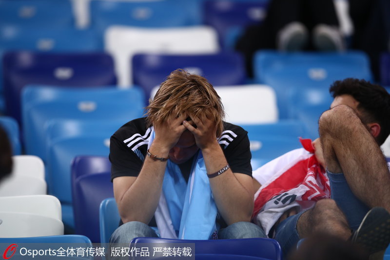 2018年6月21日，阿根廷0-3大敗克羅地亞，球迷掩面悲傷。