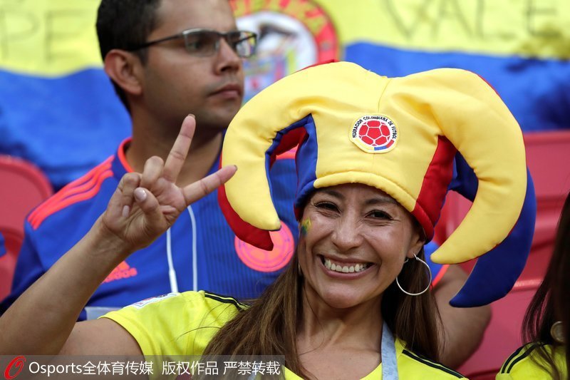 哥倫比亞美女球迷喜露笑容